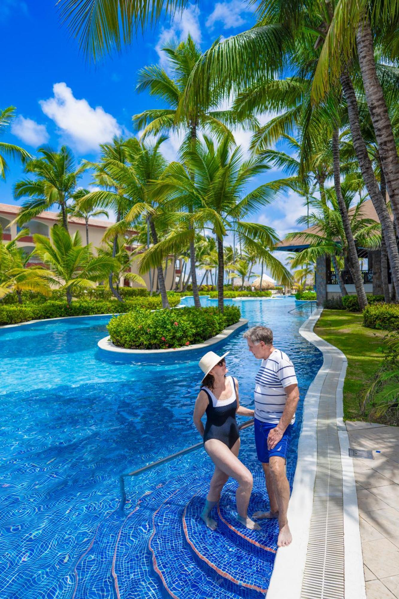 Majestic Colonial Punta Cana (Adults Only) Hotel Exterior photo A couple at a resort in Punta Cana, Dominican Republic